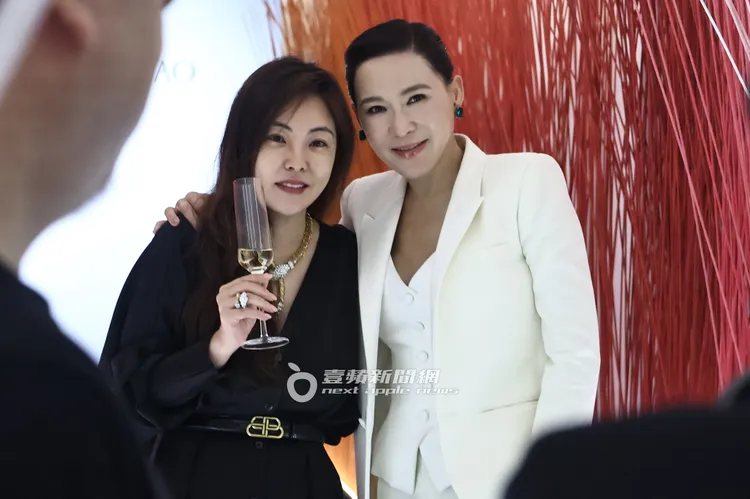 Cindy Chao（右）在竹籤隧道與友人合影留念。娛樂中心攝