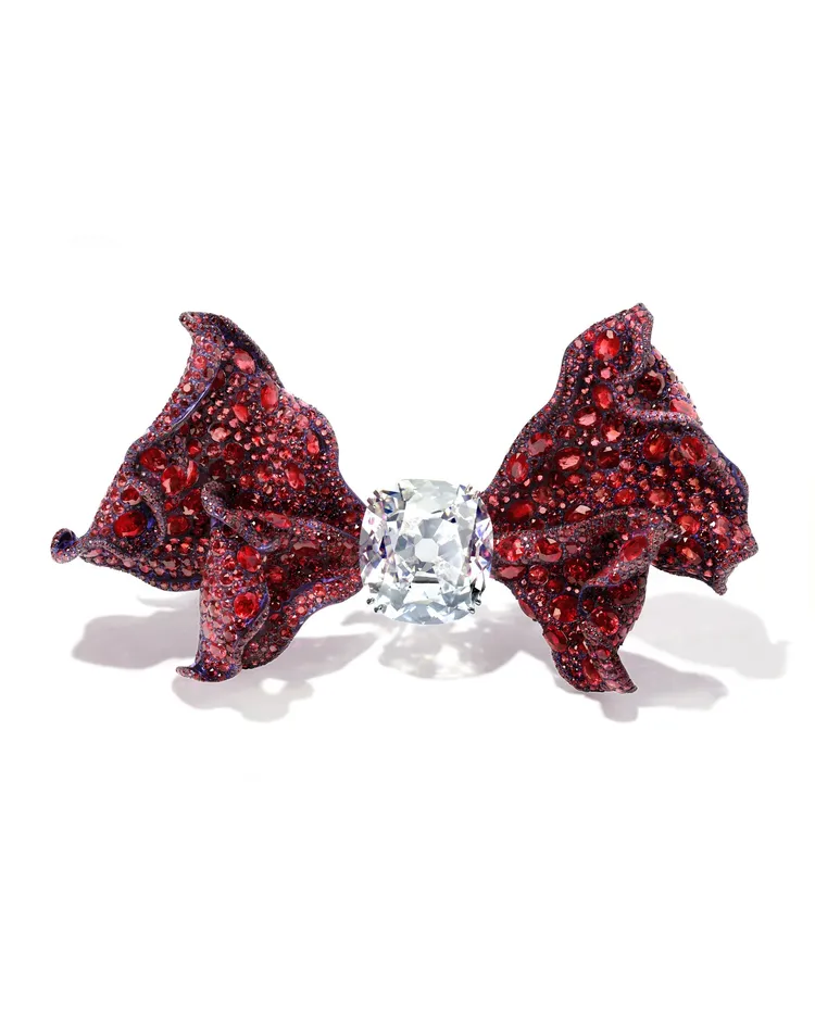 花10年製作的2018大師系列法蘭西緞帶胸針，也讓蔡依珊讚嘆。CINDY CHAO提供