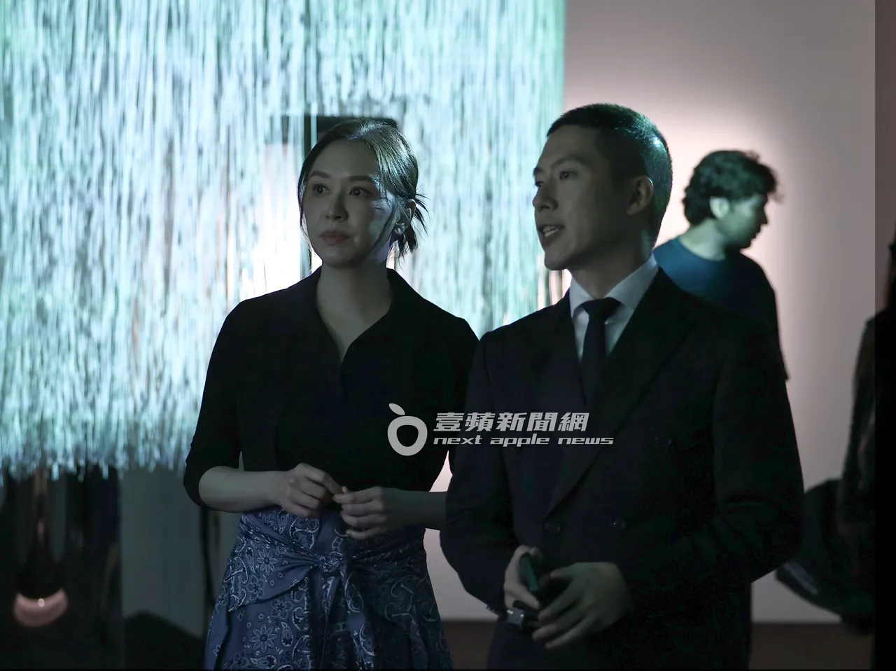 蔡依珊边听解说边观赏著CINDY CHAO的珠宝作品。娱乐中心摄