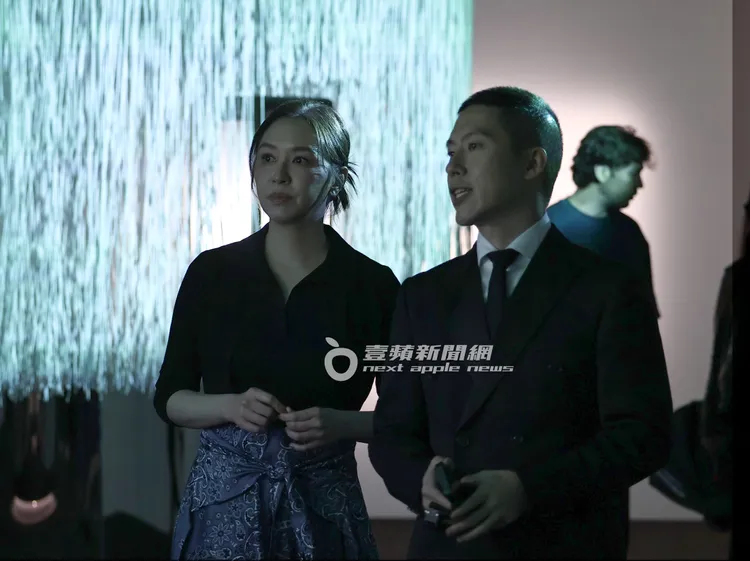 蔡依珊邊聽解說邊觀賞著CINDY CHAO的珠寶作品。娛樂中心攝