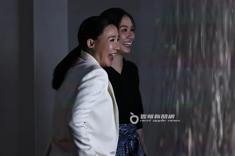 講到開心處，Cindy Chao（左）和蔡依珊雙姝大笑。娛樂中心攝