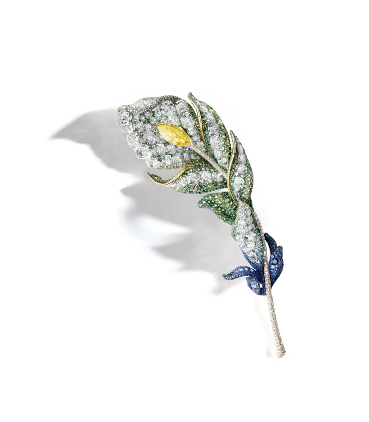 蔡依珊最喜歡莫內畫作為靈感的羽毛胸針作品。CINDY CHAO提供