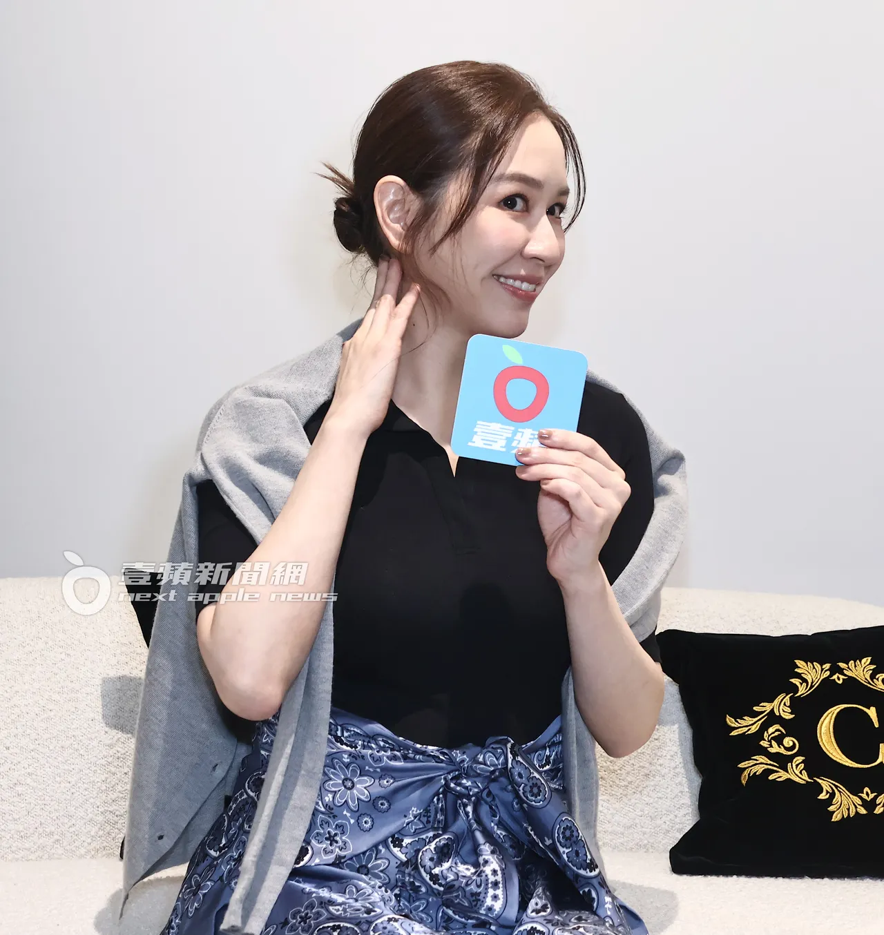 目前还没有CINDY CHAO珠宝的蔡依珊，接连摆POSE暗示老公连胜文。娱乐中心摄