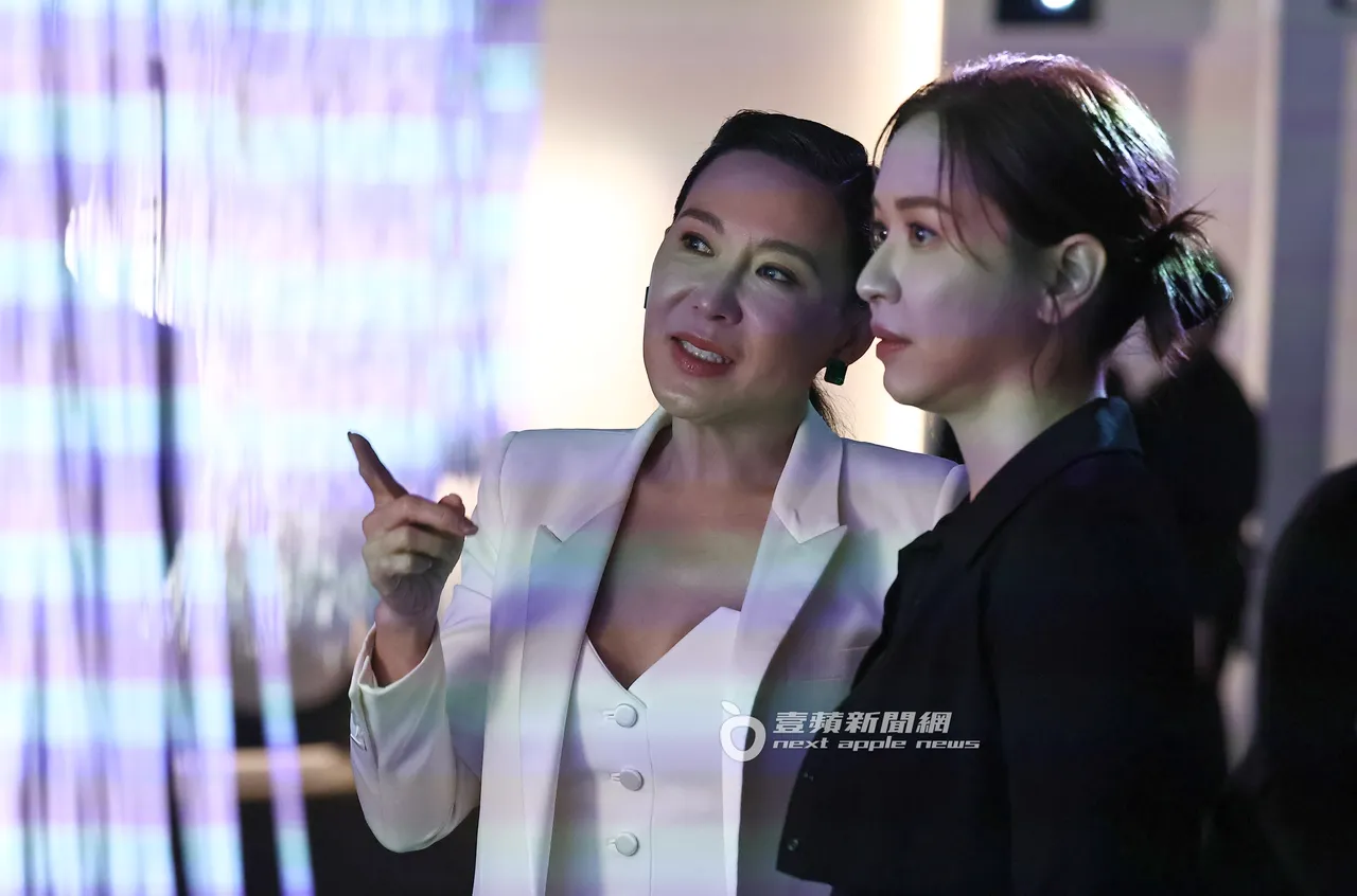 珠宝艺术家Cindy Chao（左）向蔡依珊介绍作品。娱乐中心摄