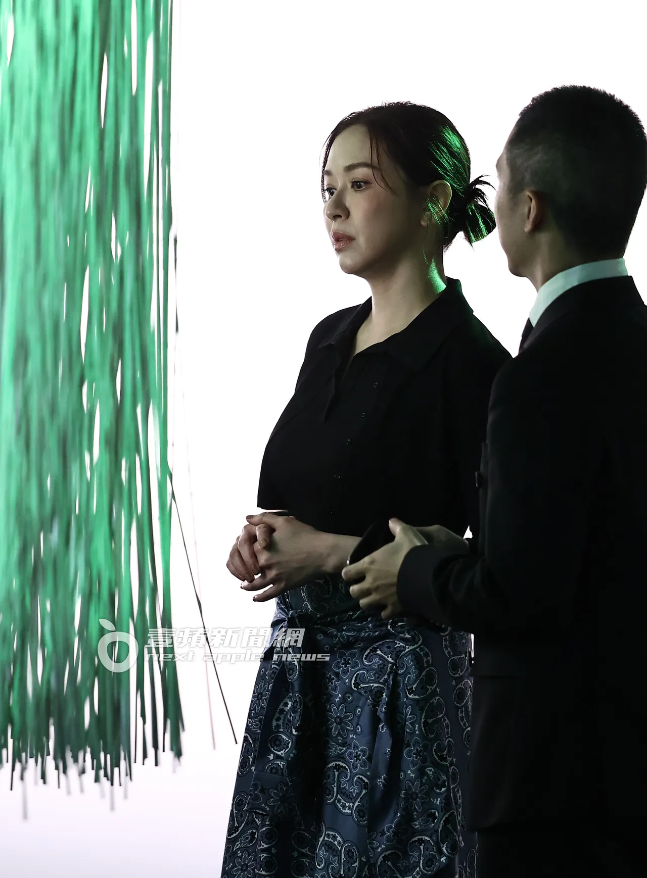 蔡依珊（左）认真聆听展场人员的说明。娱乐中心摄