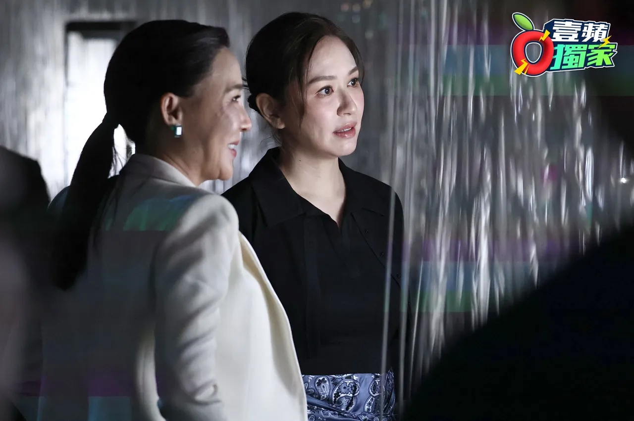 蔡依珊（右）出席CINDY CHAO珠宝展开幕酒会鉴赏珠宝。娱乐中心摄