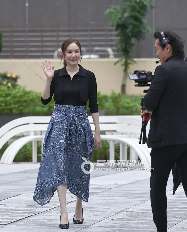 蔡依珊（左）身穿黑色短版長袖、變形蟲圖樣長裙出席珠寶鑑賞會。娛樂中心攝