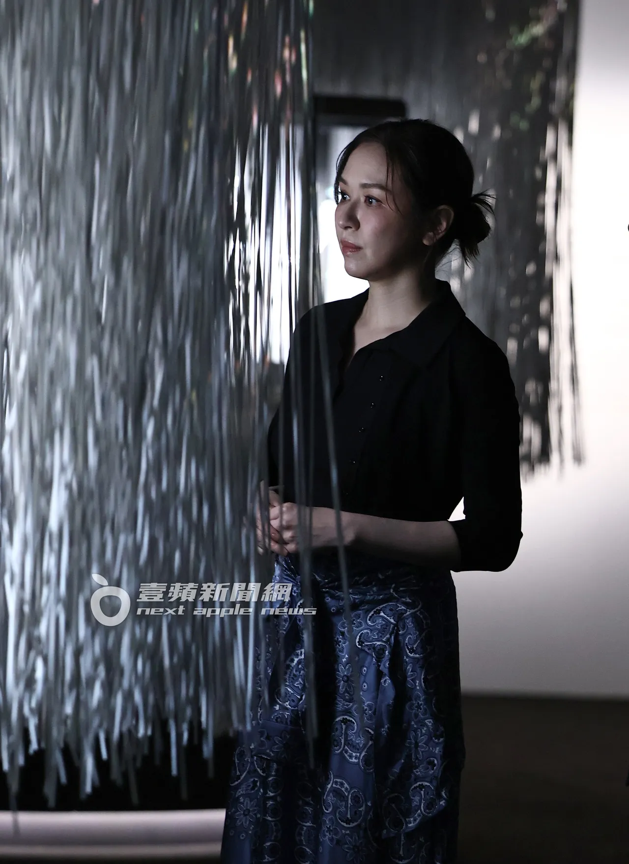 蔡依珊静心欣赏珠宝作品。娱乐中心摄