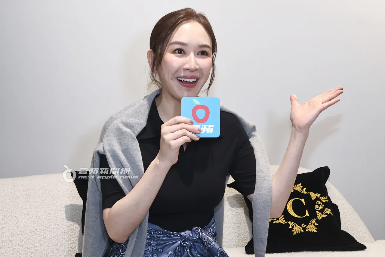 蔡依珊表示她蛮喜欢迷人的祖母绿。娱乐中心摄