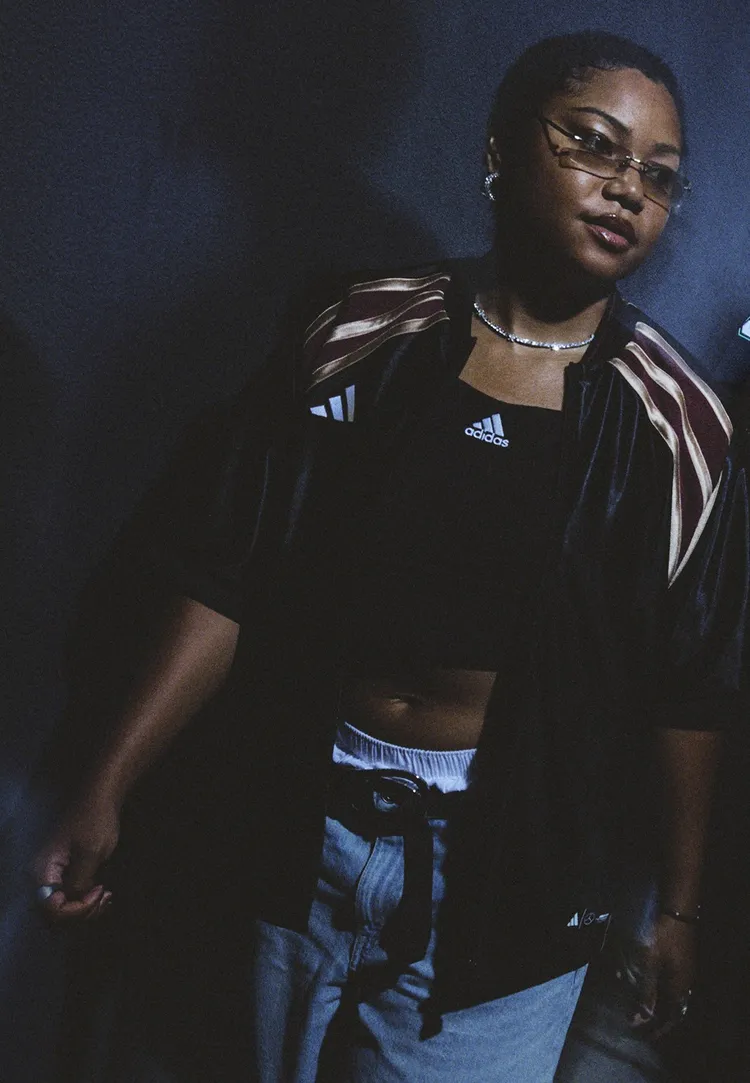 肩線上的三線Logo特意加寬，瞬間變身成賽道線條。品牌提供