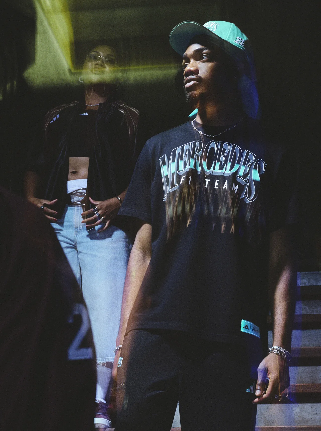 全新服饰系列设计灵感来自2000年代的美式街头服饰与运动文化。品牌提供