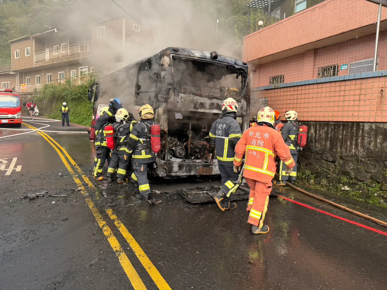 火勢發生後迅速將遊覽車吞噬，所幸全案未造成人員傷亡。翻攝照片