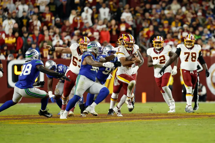 美國華盛頓指揮官隊（白上衣）對戰西雅圖海鷹隊。路透社