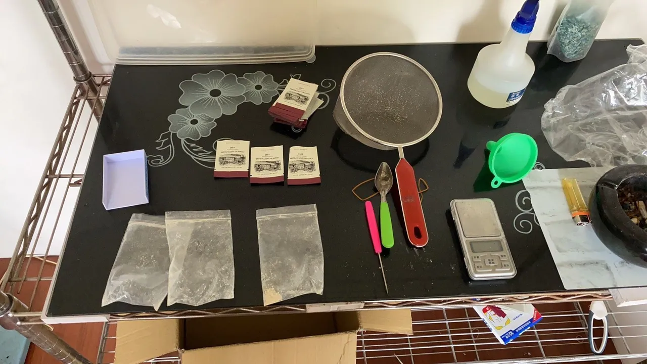 警方查获毒品分装工具。翻摄画面