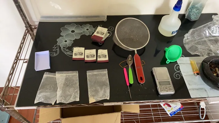 警方查獲毒品分裝工具。翻攝畫面