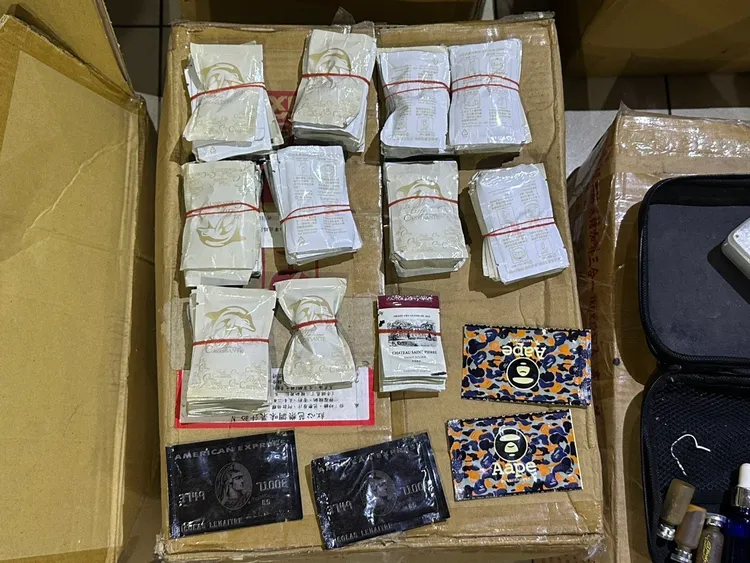 警方查獲各式毒品咖啡包。翻攝畫面