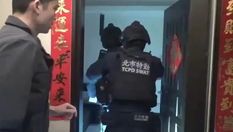 特勤干员执行攻坚，破获住宅毒品分装场。翻摄画面