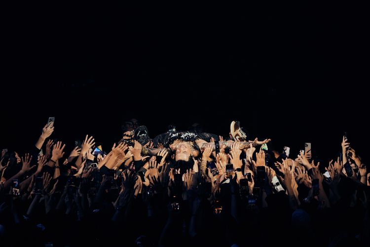 Marz23初破蛋！裸上身秀超炸肌　跳入粉絲群玩起「人體衝浪」