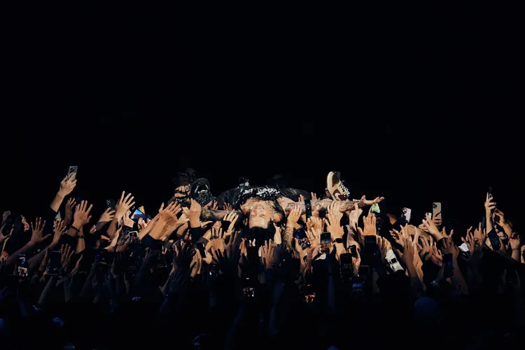 Marz23尾聲脫上衣、跳入觀眾席玩起「人體衝浪」。寬宏藝術X華納音樂提供