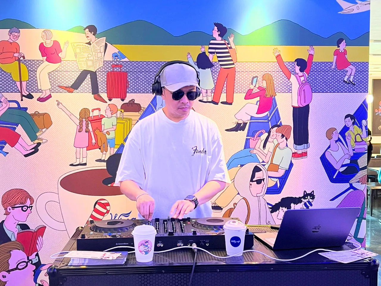 DJ现场演出,旅客在登机前可以随著音乐节奏与艺术氛围自在放松。业者提供