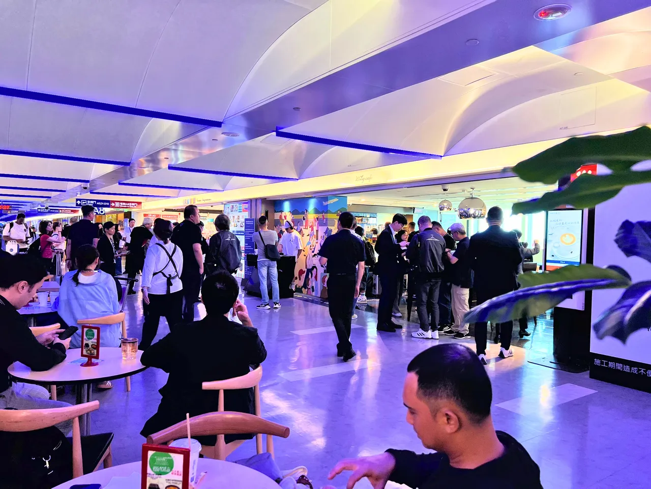 旅客在候机之余,宛如置身国际都会快闪派对。业者提供