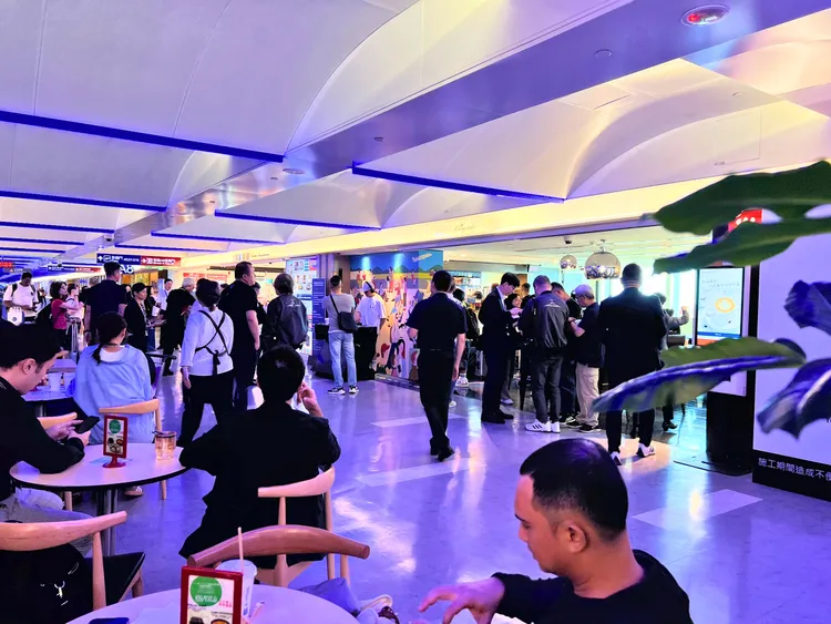 旅客在候機之餘，宛如置身國際都會快閃派對。業者提供