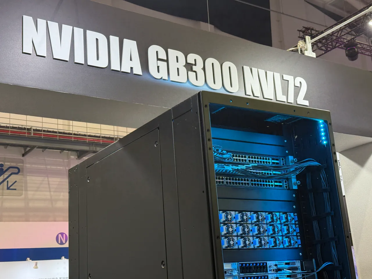 鸿海科技日亮相的NVIDIA GB300 NVL72。吕承哲摄