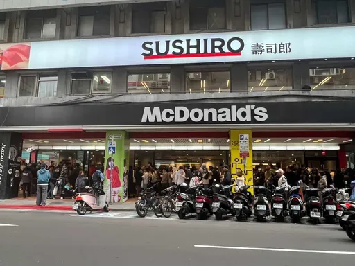 麥當勞奶昔大哥零錢包太夯　台北車站店排隊人龍直接繞3圈