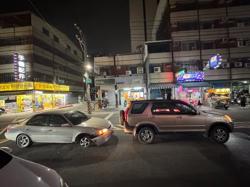 扯爆！自小客前轮脱落还继续开　离谱驾驶追撞汽车下场不妙