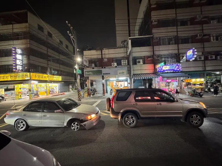 李男疑因未保持安全距离，追撞姚女汽车。翻摄画面