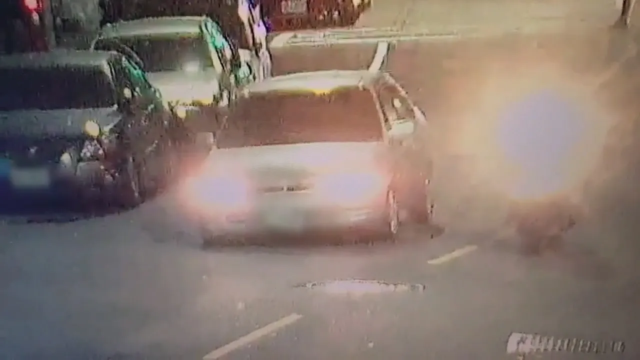 监视画面显示，李男车辆早已明显右倾，车牌螺丝也疑似松脱。翻摄画面