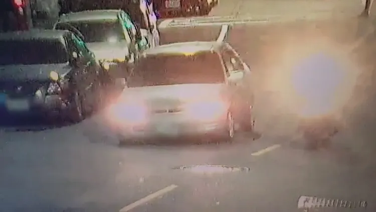 監視畫面顯示，李男車輛早已明顯右傾，車牌螺絲也疑似鬆脫。翻攝畫面