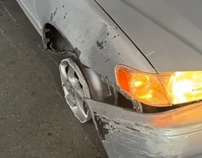 肇事車輛右前輪早已脫落。翻攝畫面