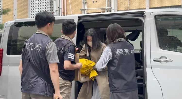 美國對台公告制裁女子施亭宇同樣於今午移送北檢複訊。謝亞庭攝