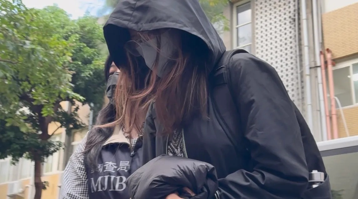 美国对台公告制裁女子黄婕一并于今午移送北检复讯。谢亚庭摄