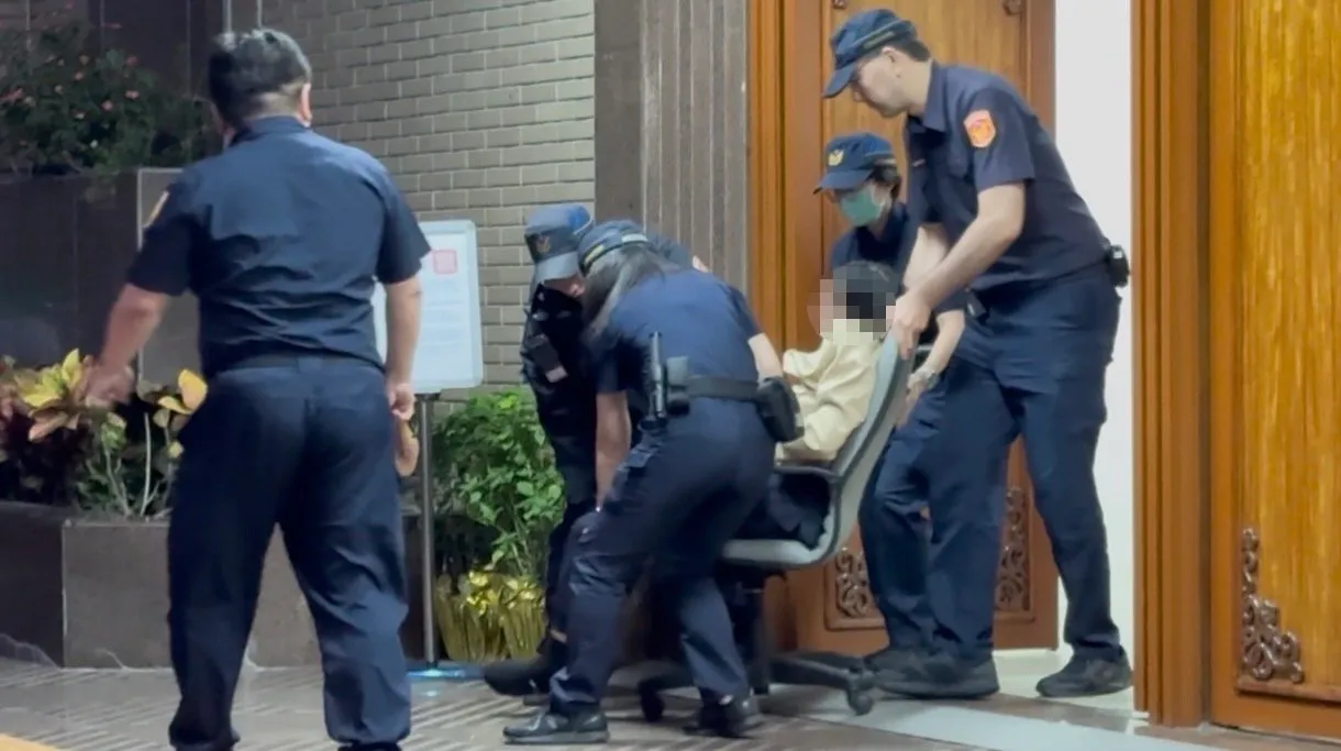 简女历经最后一天庭讯后似乎体力不支，任由法警推上囚车还押北女所。谢亚庭摄