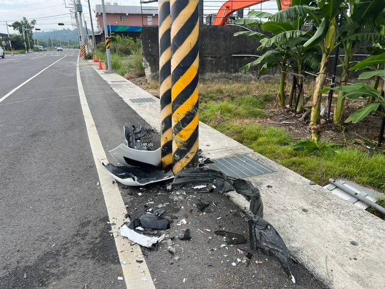 汽車自撞同向路邊電線桿，由散落一地的汽車零件。翻攝畫面