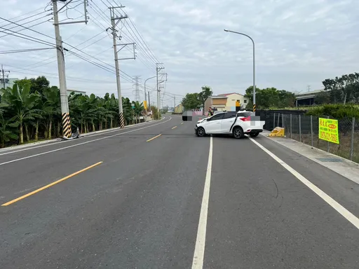 嘉县中埔乡女驾驶自撞电杆！2岁女儿不治　男乘客双腿骨折