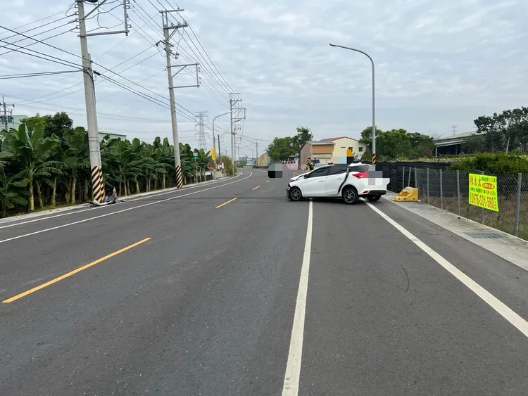 汽车自撞电线杆，造成1死2伤。翻摄画面