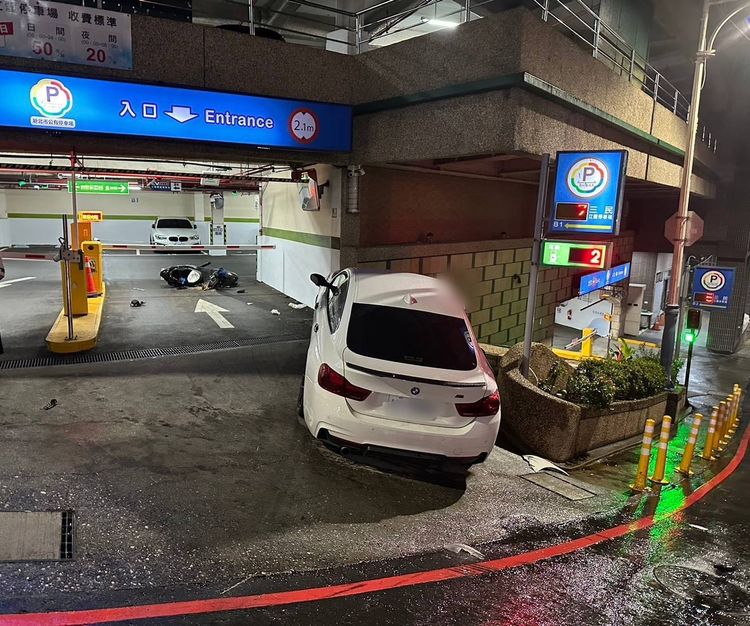 淡水BMW連環車禍害等紅燈機車無辜挨撞　女騎士「飛進停車場」命危搶救