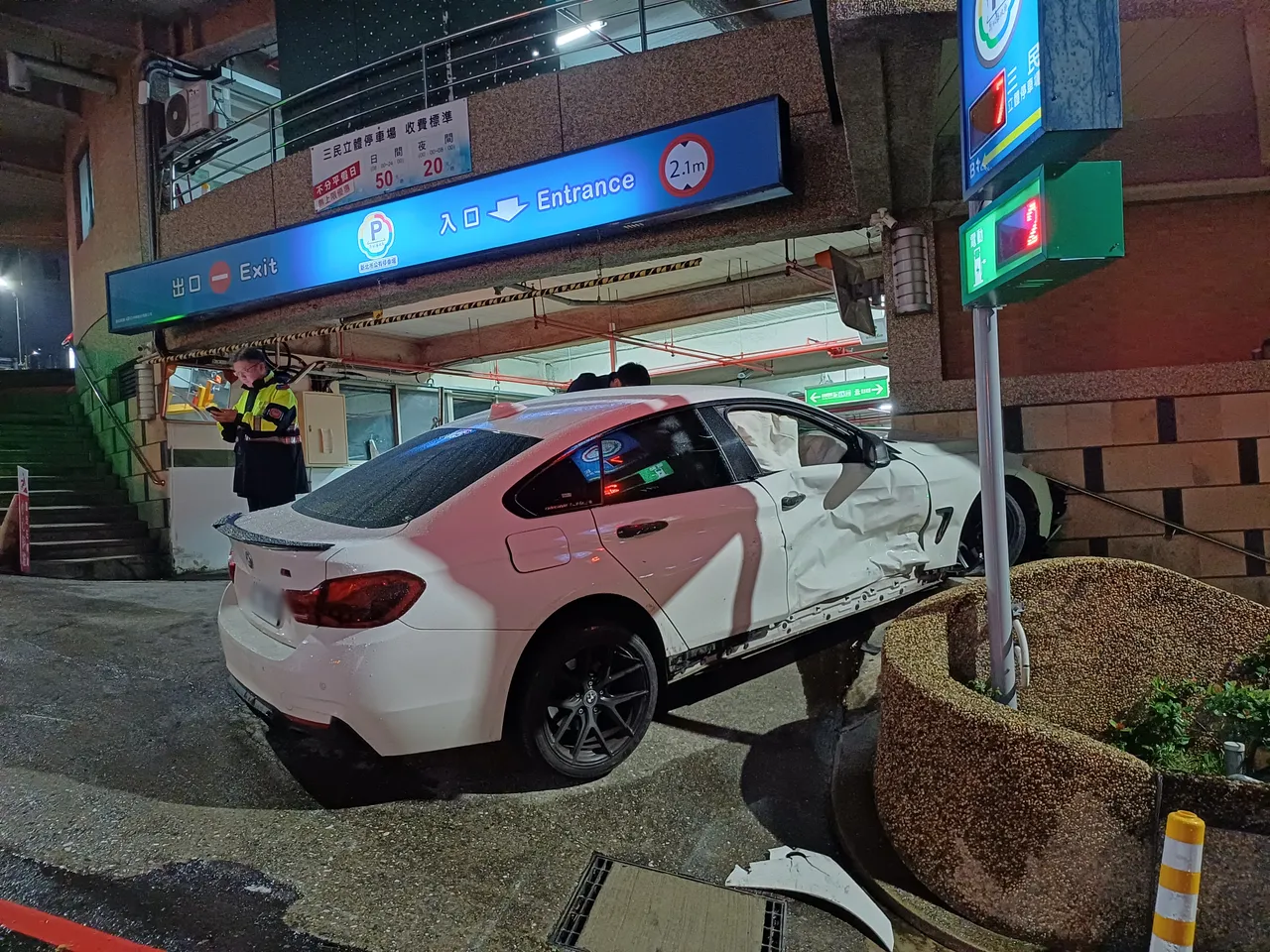 白色BMW路口左转车祸,侧身车体受损,安全气囊爆开。翻摄画面