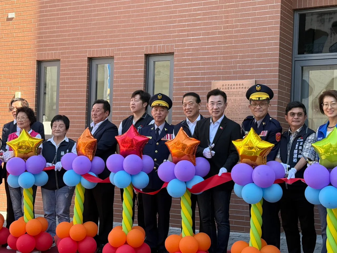 丰原派出所落成启用，台中市副秘书长张大春、立法院副院长江启臣等人到场。丰原分局提供