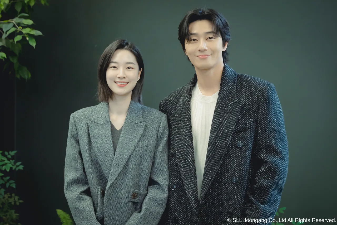 剧中朴叙俊（右）和元志安相差约11岁，但看起来相当登对。Hami Video提供