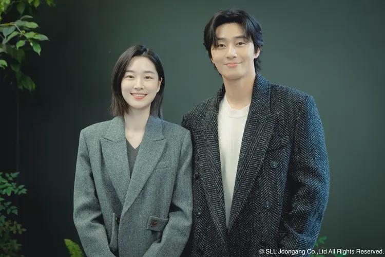 劇中朴敘俊（右）和元志安相差約11歲，但看起來相當登對。Hami Video提供