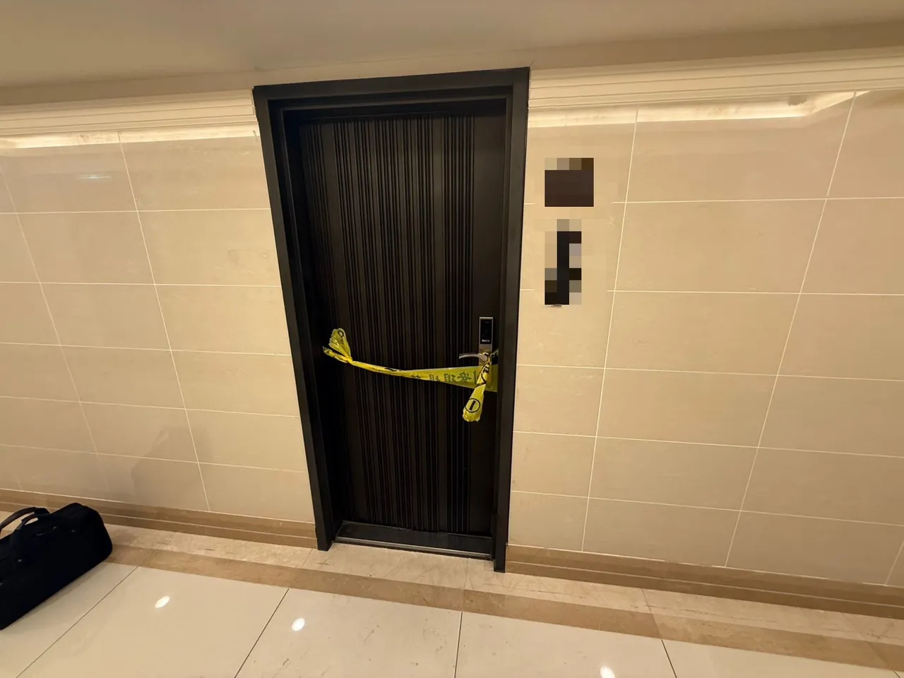 案发地点位于三重三和路一处高级社区的高楼层住宅，陈嫌与妻子平常照顾9旬老母亲，没想到从美国回来的大姊疑似家产信托分配不公，引起杀机。翻摄画面