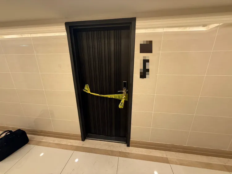 案發地點位於三重三和路一處高級社區的高樓層住宅，陳嫌與妻子平常照顧9旬老母親，沒想到從美國回來的大姊疑似家產信託分配不公，引起殺機。翻攝畫面