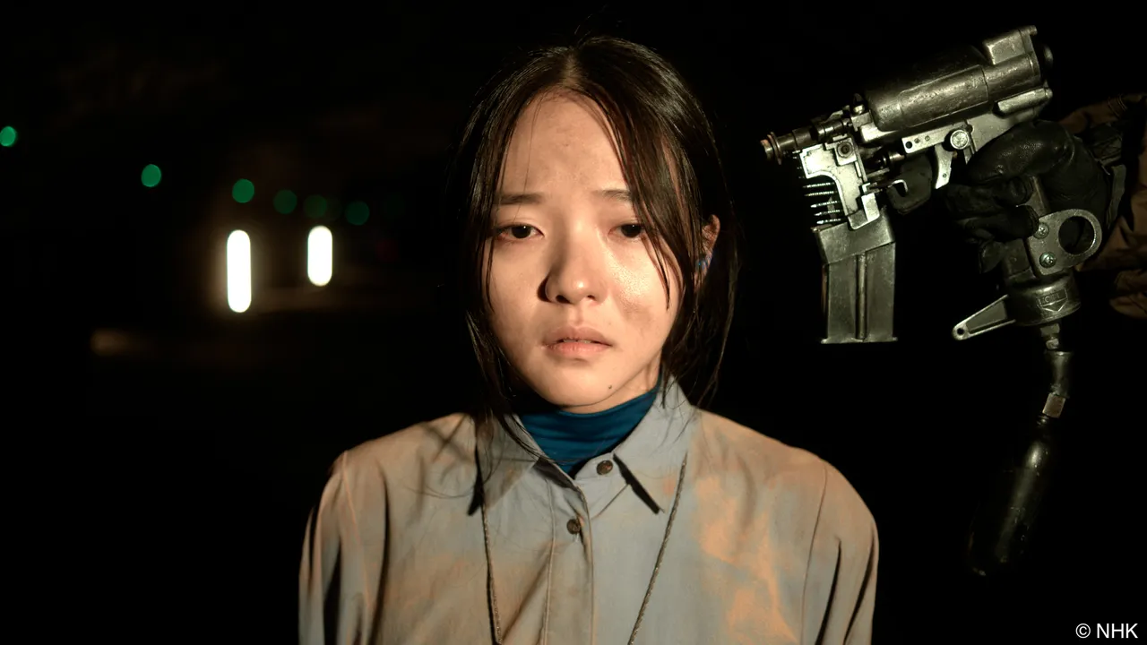 林廷忆剧照中身穿灰色长大衣、脚踩半筒靴、绑著招牌马尾。Hami Video提供