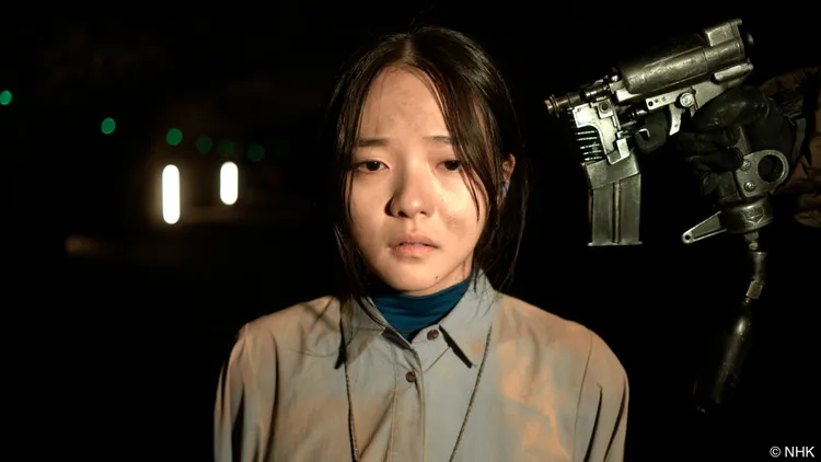 林廷憶劇照中身穿灰色長大衣、腳踩半筒靴、綁著招牌馬尾。Hami Video提供