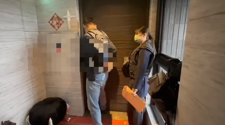 警方進入蘇女家中搜索。翻攝畫面