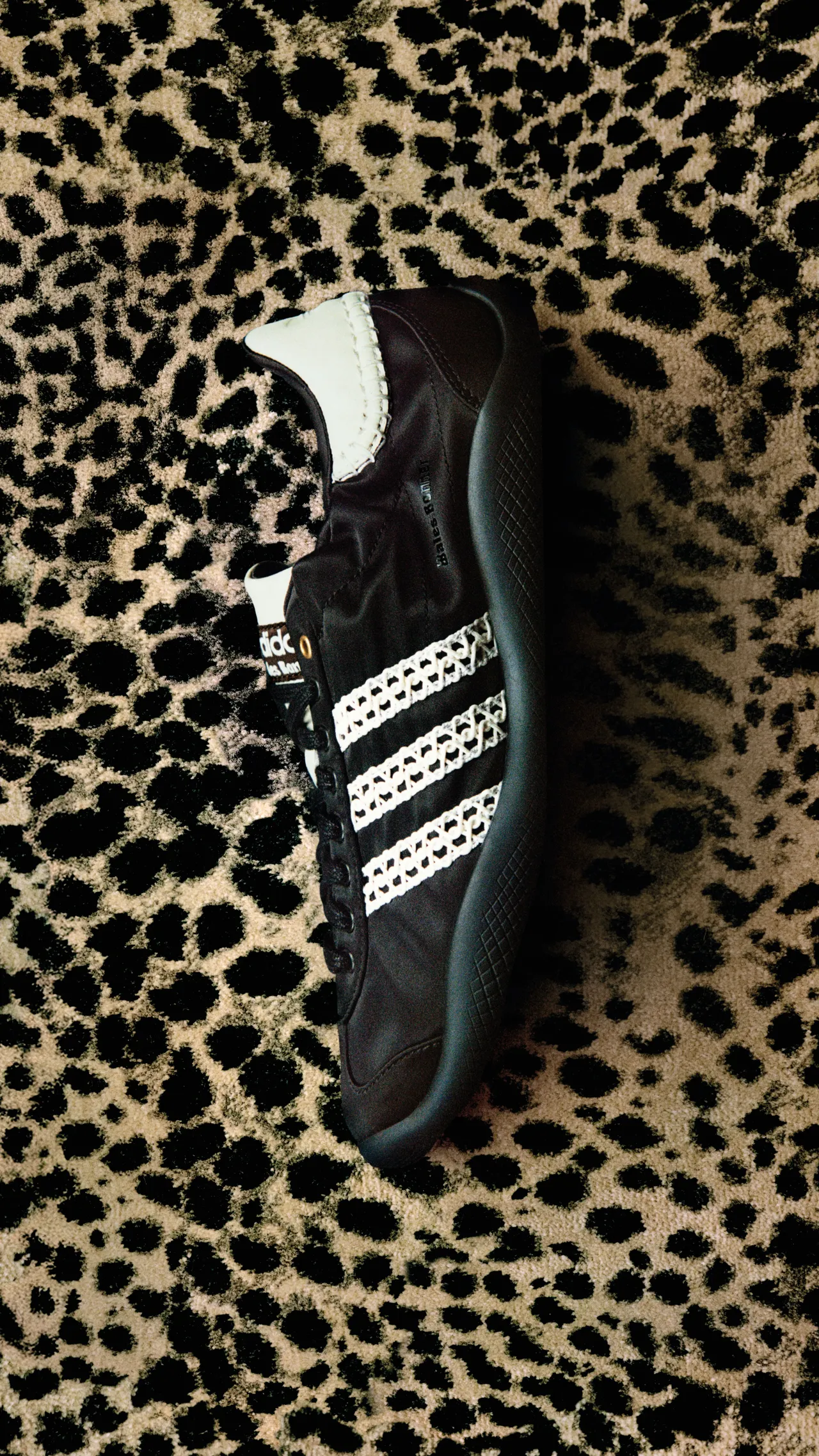 WB Karintha Lo为本次联名焦点鞋款。品牌提供